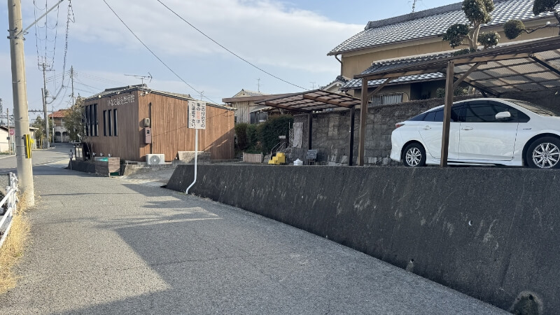 店舗隣接の駐車場の風景２