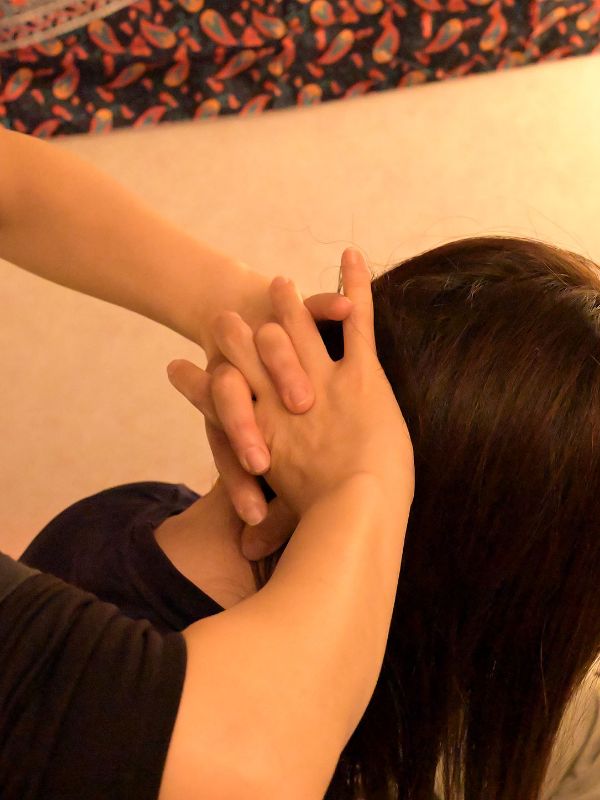 プロの手技によるもみほぐしとタイ古式マッサージの施術イメージ