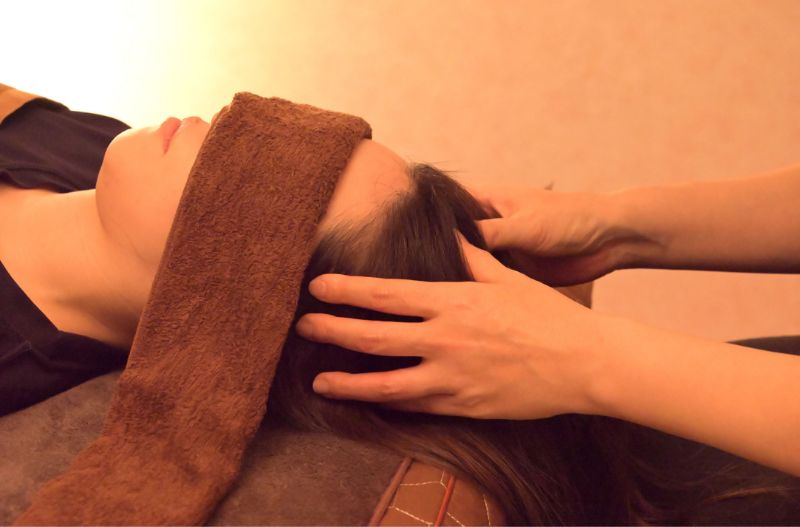 水を使わない癒やしのドライヘッドスパと頭首ケアの様子