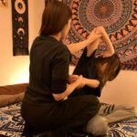 タイ古式マッサージ、もみほぐしコースの施術風景