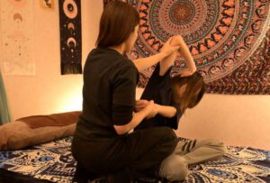 タイ古式マッサージ、もみほぐしコースの施術風景